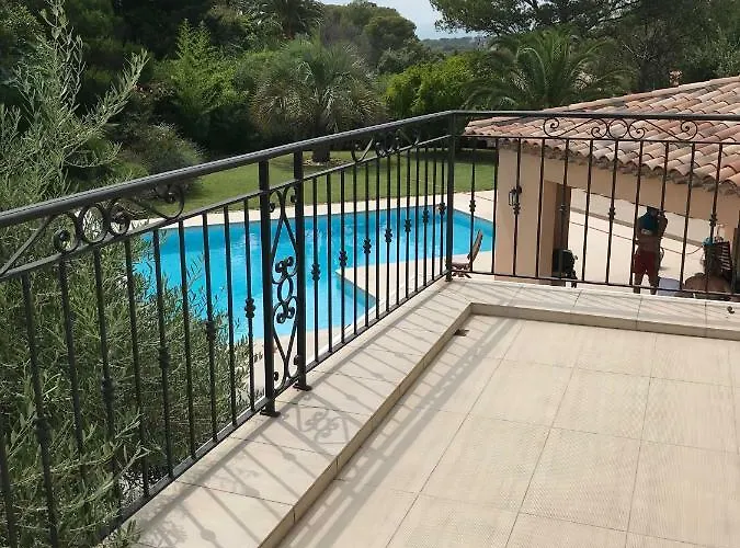 Belle Dans Clos Prive - Raphael Boulouris